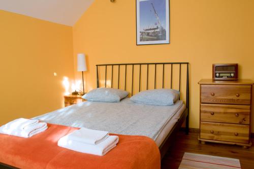 a bedroom with a bed with towels on it at Gościniec Koćmierzów in Sandomierz