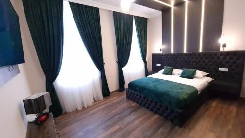 una camera da letto con letto con lenzuola e tende verdi di Bizi House Accommodation a Drobeta-Turnu Severin