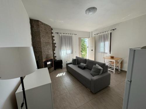 uma sala de estar com um sofá e uma mesa em apartamento arroyo em Benaocaz