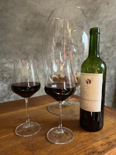 two glasses of red wine and a bottle of wine at Lovely Bleau in Perthes-en-Gâtinais