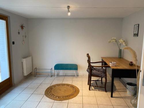 - un salon avec une table et une chaise dans l'établissement Appartement Cosy Villieu, à Villieu
