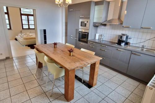 Gallery image of Luna City-Apartment 80qm 2 Zimmer 2 Bäder 20km Messe Airport in Krefeld