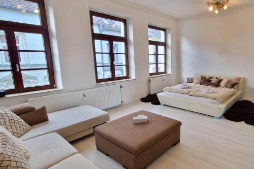uma sala de estar com um sofá e uma cama em Luna City-Suite 80qm 2 Zimmer 2 Bäder 20km Messe Airport em Krefeld