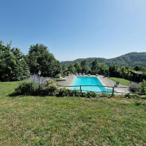 a swimming pool in the middle of a field at Borgo il cantuccio - Casa Simona con piscina condivisa in Molino di Renzetti