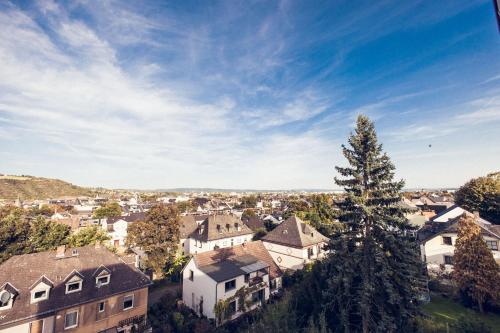 an aerial view of a town with a tree at Design Apartment zentral für 6 in Andernach: Ausblick, WiFi, Küche in Andernach