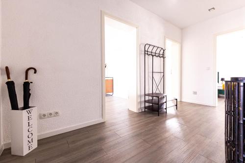 an empty room with white walls and a wooden floor at Design Apartment zentral für 6 in Andernach: Ausblick, WiFi, Küche in Andernach