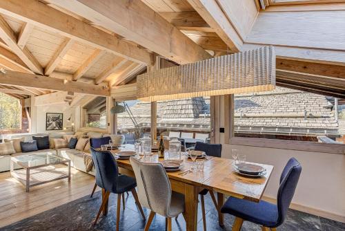 une salle à manger avec une table et des chaises dans l'établissement Chalet d'Olivier - Alpes Travel - Les Praz (Sleeps 8), à Chamonix-Mont-Blanc