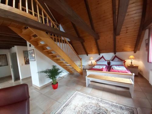 1 dormitorio con 1 cama y escalera de madera en Casa de Thomas en Glückstadt