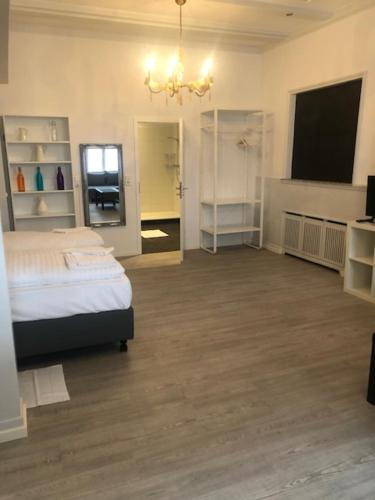 een slaapkamer met een bed en een kamer met planken bij Hotel Schwaferts in Wuppertal