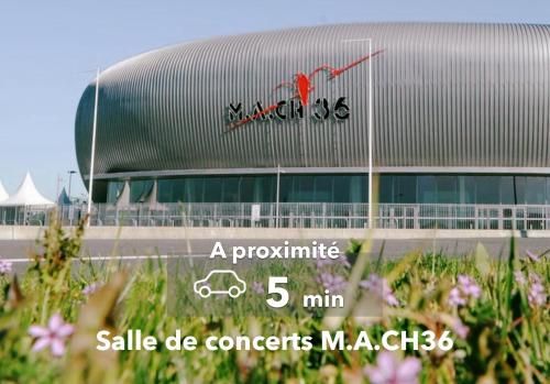 a building with a sign on the side of it at Le Bohème ⸱ Stationnement gratuit ⸱ Fibre in Déols