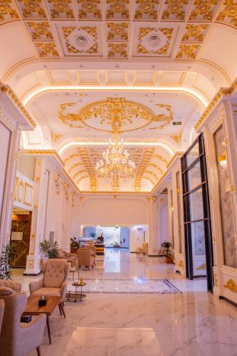 a large room with a ceiling with a chandelier at Guest House Hotel Apartments in Yanbu
