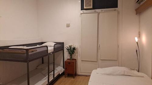 a room with two bunk beds and a closet at Alojamiento Compartido En Rambla De Cataluña in Barcelona