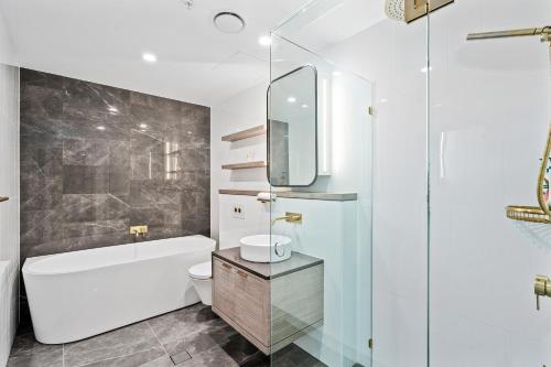 ゴールドコーストにあるSurfers Paradise New Beachfront Apartmentsの浴槽、トイレ、洗面台を備えたバスルーム