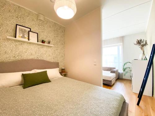 - une chambre avec un lit et un oreiller vert dans l'établissement Bright & Peaceful 1BD apartment with free underground parking, à Tallinn
