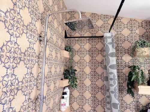 baño con ducha y pared en NO. 32 with stunning views, en Olvera