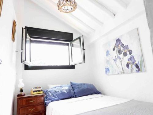 Habitación blanca con cama y ventana en NO. 32 with stunning views, en Olvera