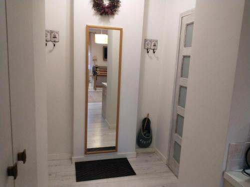 um corredor com um espelho num quarto em Kawalerka w centrum Starego Miasta em Olsztyn
