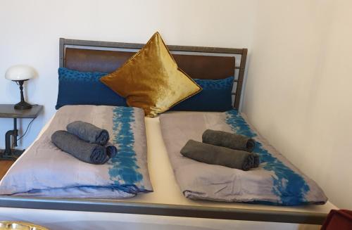ein Bett mit zwei Kissen darüber in der Unterkunft Exklusive 3-Zimmer-Wohnung, 2 Ebenen, Messe, Zentrum, 67 m2 in Bremen
