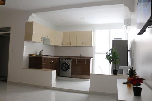 Kuchyň nebo kuchyňský kout v ubytování Apartment Hay Arrid Nador قرب فران دبي