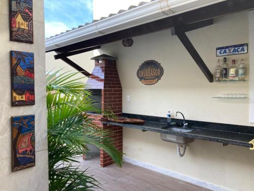 a bar with a sink on the side of a building at Casa Brisas Arembepe - arejada e aconchegante - litoral norte da Bahia - WiFi in Arembepe