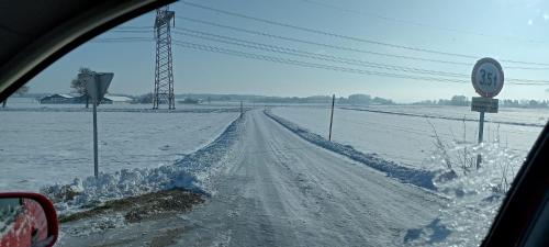 a view of a snow covered road from a car at Private Zimmer Wohnung Braunau in Dietraching