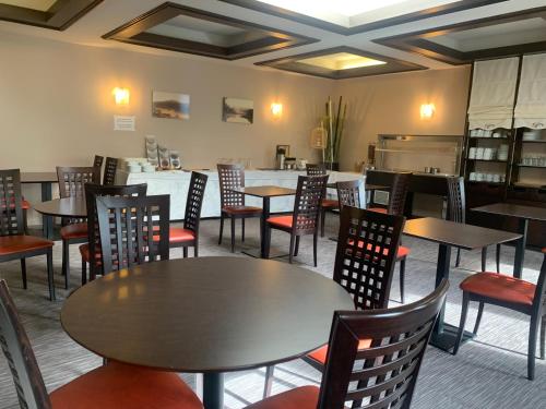 - un restaurant avec des tables et des chaises dans une salle dans l'établissement Hôtel Noz Vad, à Carhaix-Plouguer