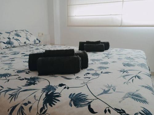 a bedroom with a bed with a blue and white blanket at Precioso apartamento en Canet d,en Berenger in Canet de Berenguer