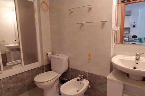 uma casa de banho com um WC e um lavatório em Precioso apartamento en Canet d,en Berenger em Canet de Berenguer