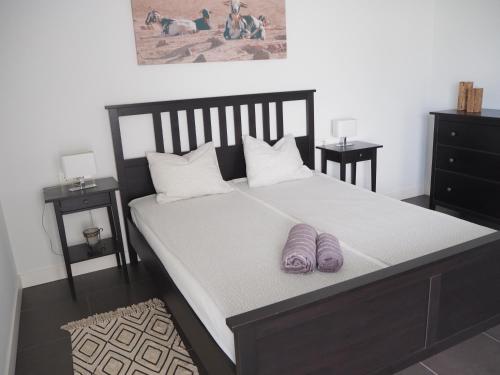 VillaverdeにあるSunset Apartment at Casilla de Costaのベッドルーム1室(紫色のスリッパ2枚付)