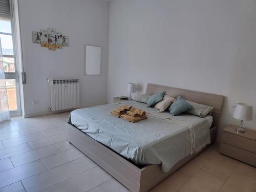 una camera da letto con un grande letto con due sacchi sopra di San Donato apartment a Firenze