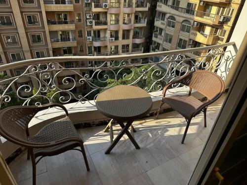 een balkon met 2 stoelen en een tafel bij La Casa Luxurious Smart Home in Caïro