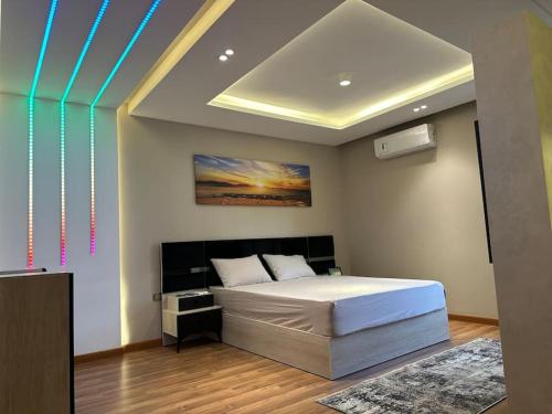 een slaapkamer met een bed in een kamer bij La Casa Luxurious Smart Home in Caïro