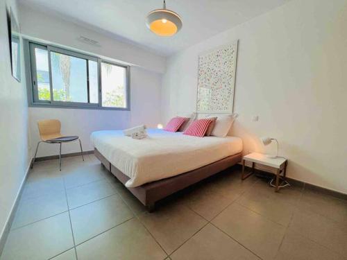Le White Pearl : Apt 4 Prs, Parking, Clim