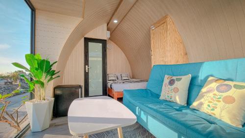 - un salon avec un canapé bleu et un lit dans l'établissement Villa Biển Xanh 1 - View Biển Đảo Phú Quý, à Cu Lao Thu