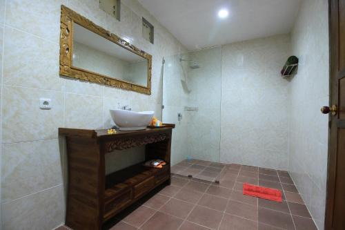 y baño con lavabo y espejo. en Coco Resort Penida, en Nusa Penida