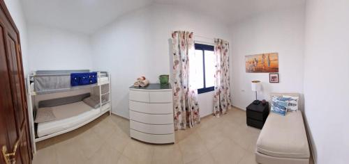 - une chambre avec 2 lits superposés et une fenêtre dans l'établissement Terraza del Atlantico 1 + 2, à Barlovento