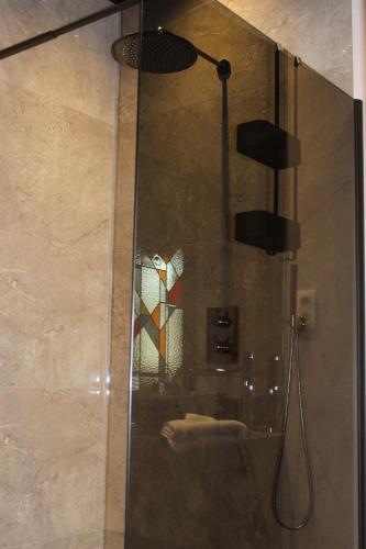 y baño con ducha y puerta de cristal. en Casa della Nonna, en Diest