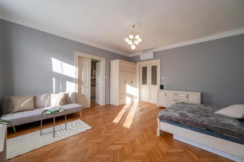 Una cama o camas en una habitación de Palace Petrarca