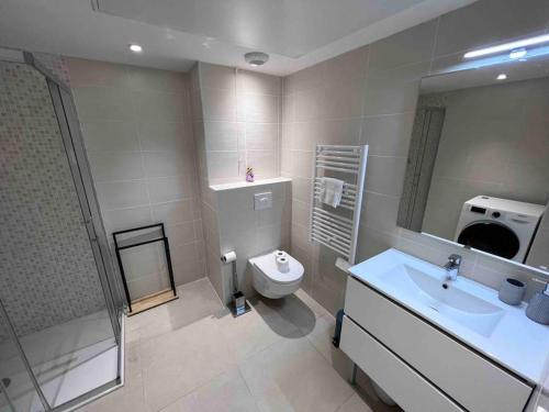 une salle de bain avec toilettes, lavabo et douche dans l'établissement Le Cosy Corner : Apt 2 pers de standing + Terrasse, à Antibes