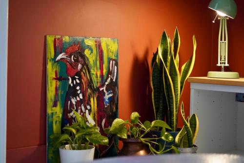 uma pintura na parede ao lado de plantas e uma lâmpada em Palazzo Polini Apartments em Sora