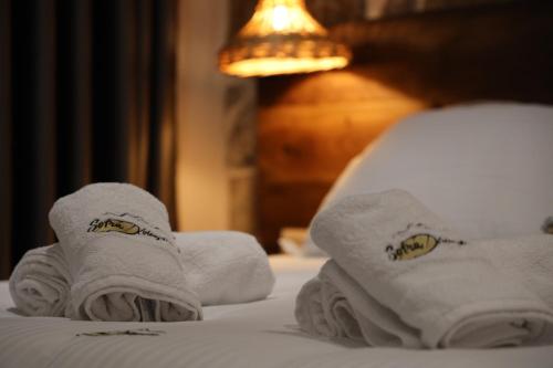 a pile of towels sitting on a bed at Sofra Kolonjare in Ersekë