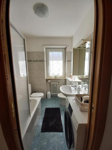 e bagno con vasca, servizi igienici e lavandino. di Appartamento Aosta ad Aosta
