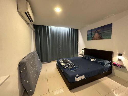 1 dormitorio con 1 cama y 1 silla en KK City A2Z Api Api Modern Studio Homestay en Kota Kinabalu