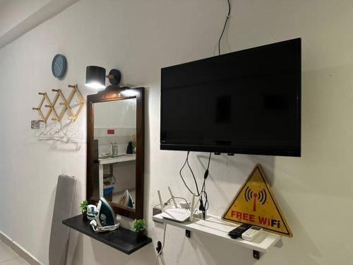 Televisyen dan/atau pusat hiburan di KK City A2Z Api Api Modern Studio Homestay