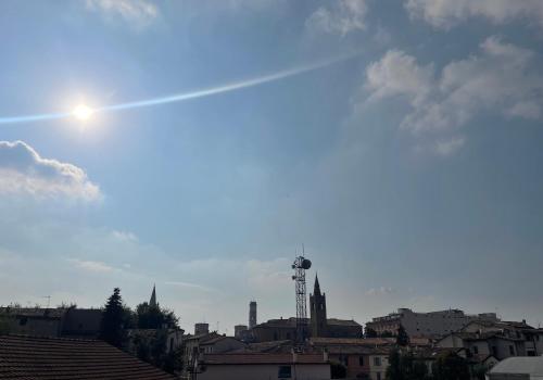 uma vista para uma cidade com o sol no céu em White Home Forli Centro em Forlì