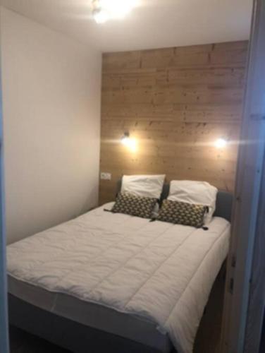 un lit avec deux oreillers dessus dans une chambre dans l'établissement Appartement cosy val louron au pied des pistes, à Val Louron