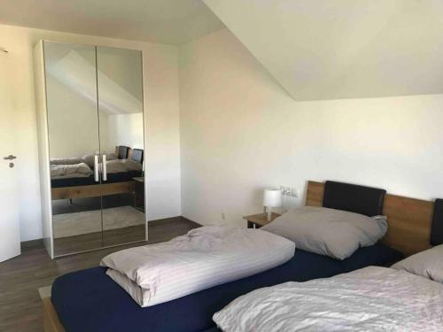 מיטה או מיטות בחדר ב-3 Zimmer Neubauwohnung in der schwäbischen Toskana