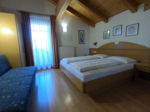 um quarto grande com 2 camas e uma janela em Residence Emma em Dobbiaco