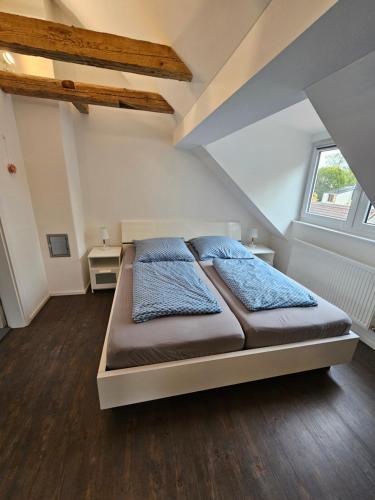 um quarto com uma cama grande num sótão em Ferienwohnung Klettham em Erding