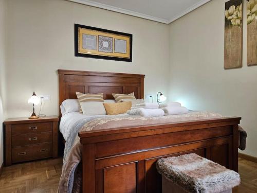 1 dormitorio con 1 cama grande de madera y 2 lámparas en 1A109 Cómodo y con garaje, en Gijón